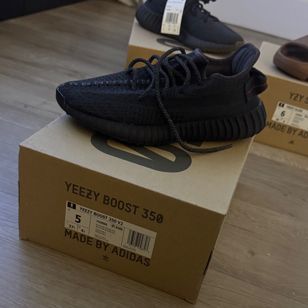 Yeezy Boost 350 V2 - Triple Black